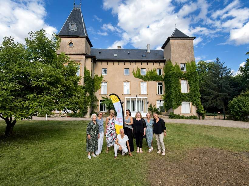 Les fondatrices devant le château