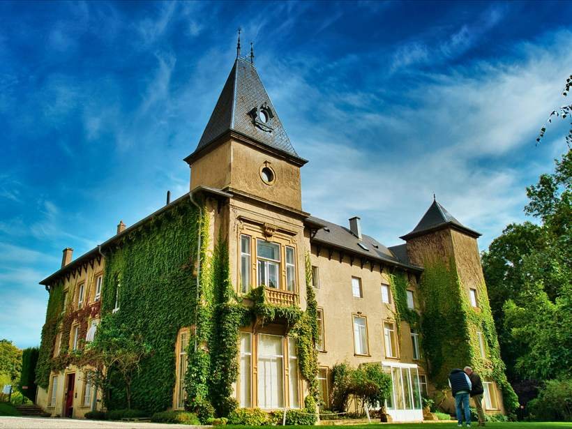 La façade du château sous le lierre